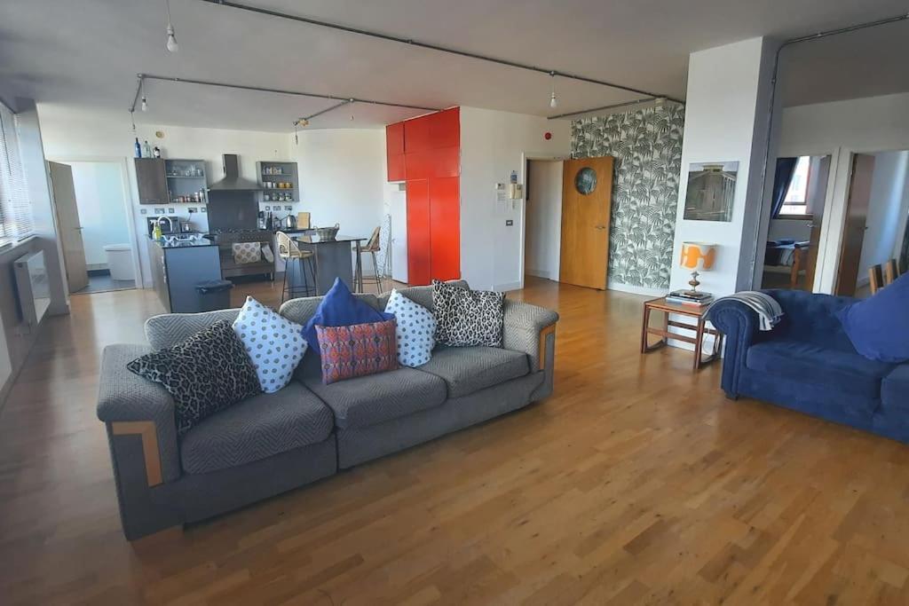Trendy, Urban Open Plan Apartment Bristol Exterior photo